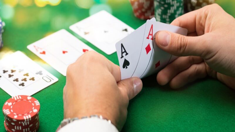 Mengidentifikasi dan Mengeksploitasi Pemain yang Terlalu Agresif dalam Bermain Texas Poker